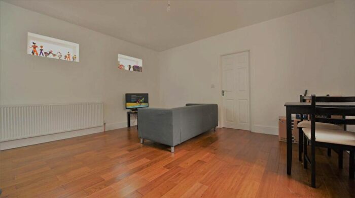 2 Bedroom Flat To Rent In A Kelso Street, LS2