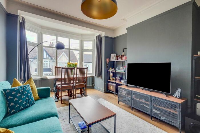 3 Bedroom Flat For Sale In Oakleigh Park Drive, Leigh-On-Sea, SS9