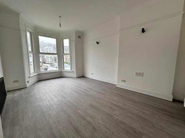 Flat To Rent In Seymour Gardens, London, IG1