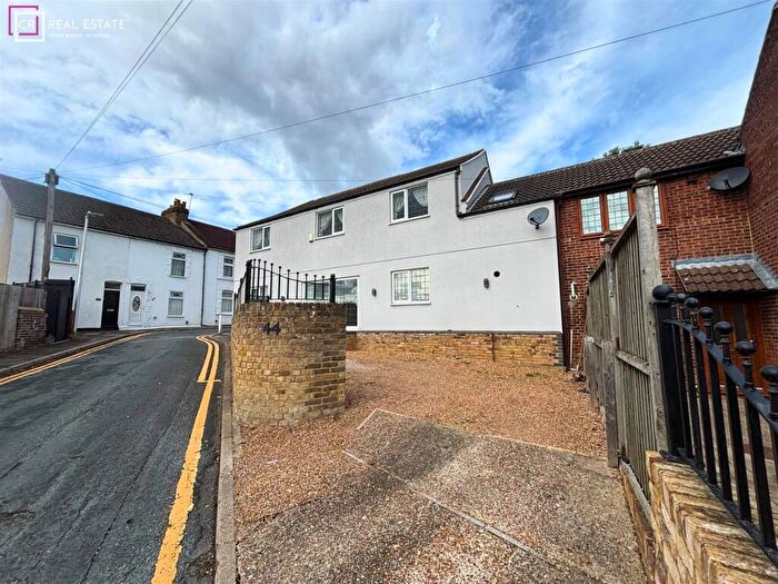 4 Bedroom End Of Terrace House For Sale In Wyles Street, Gillingham, ME7