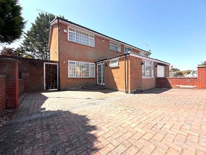 4 Bedroom House For Sale In Dugdell Close, Ferndown, BH22