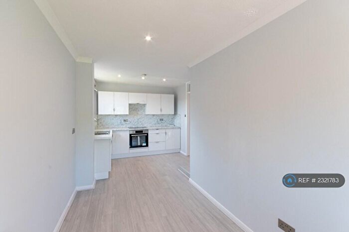 3 Bedroom Flat To Rent In Charleston Avenue, Basildon, SS13