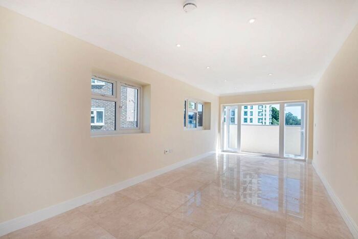 2 Bedroom Bungalow For Sale In Kings Road, South Norwood, London, SE25