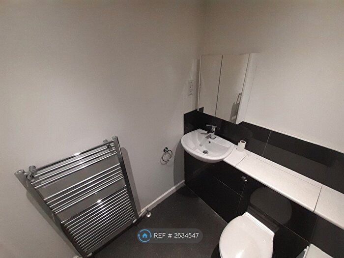 2 Bedroom Flat To Rent In Burnvale, Livingston, EH54