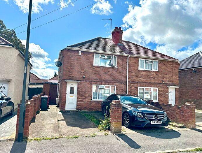 1 Bedroom Semi-Detached House For Sale In Norfolk Avenue, Slough, SL1