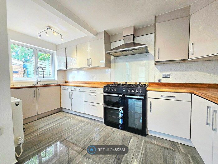 6 Bedroom Semi-Detached House To Rent In Allenby Road, Southall, UB1