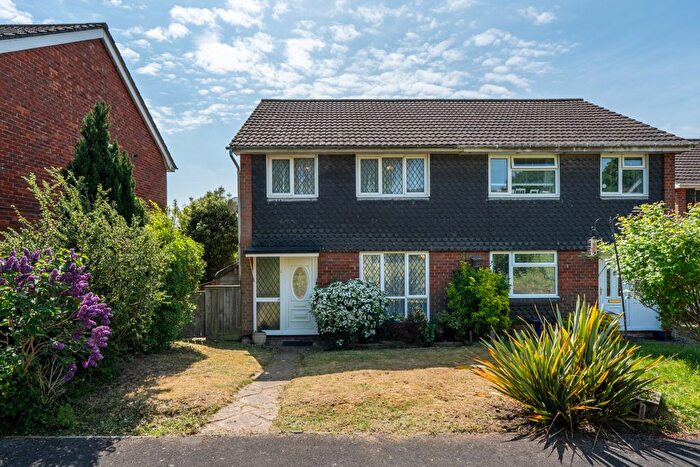 3 Bedroom Semi-Detached House For Sale In Kingsfield Gardens, Bursledon, SO31