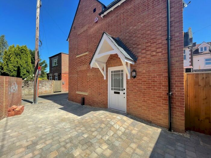 3 Bedroom Semi-Detached House To Rent In Ringwood, BH24