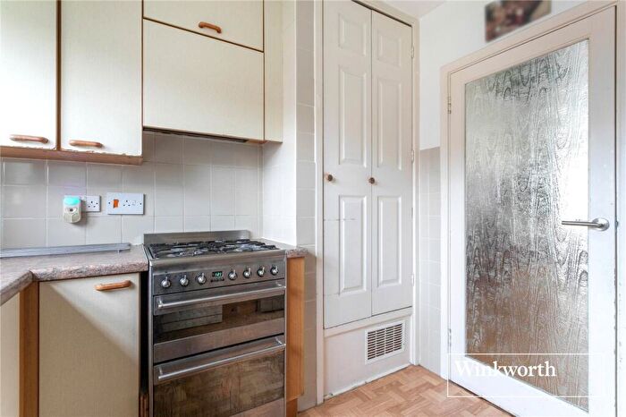 2 Bedroom Apartment For Sale In Temple Close, Finchley, London, N3