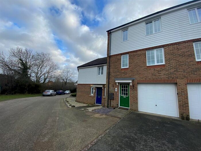 3 Bedroom Town House To Rent In Grenadier Way, Singleton, Ashford TN23