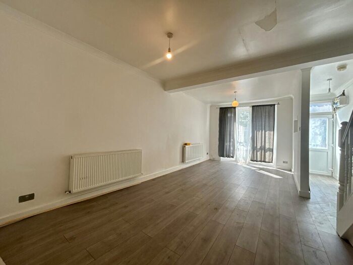 3 Bedroom End Of Terrace House To Rent In Alfred Road, Stratford, London, E15