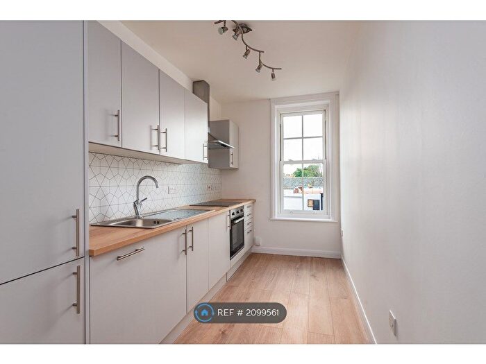 2 Bedroom Flat To Rent In West Street, Sittingbourne, ME10