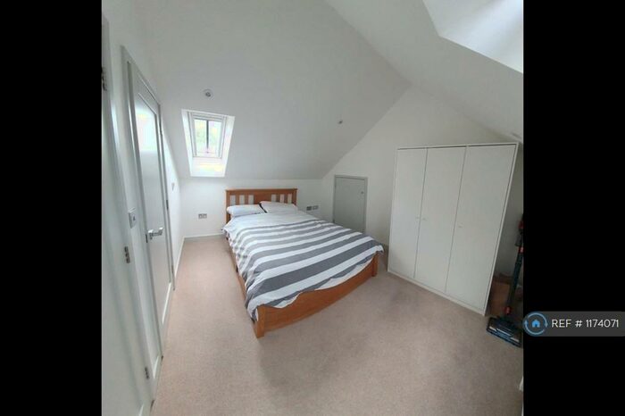 2 Bedroom Flat To Rent In Portersbridge Street, Romsey, SO51