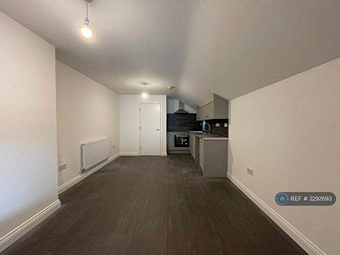 2 Bedroom Flat To Rent In Lilac Mews, London, N22