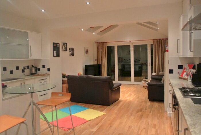 3 Bedroom Flat To Rent In South Wimbledon, South Wimbledon, Wimbledon, SW19