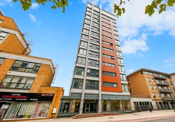2 Bedroom Flat For Sale In Flat City Gate House, - Eastern Avenue, Ilford, Essex, IG2