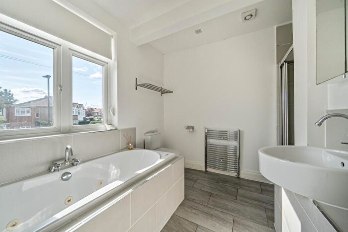 4 Bedroom End Of Terrace House For Sale In Eastbury Avenue, Enfield, EN1