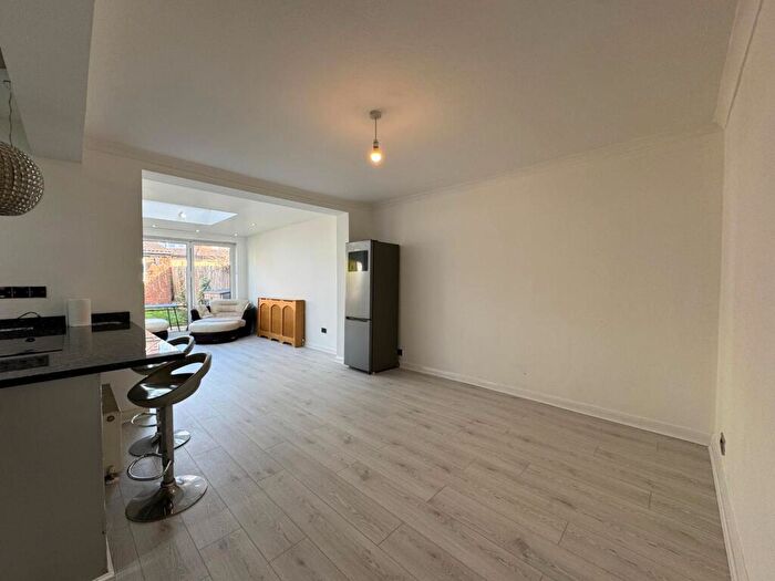 4 Bedroom Flat To Rent In Alders Road, Edgware, HA8