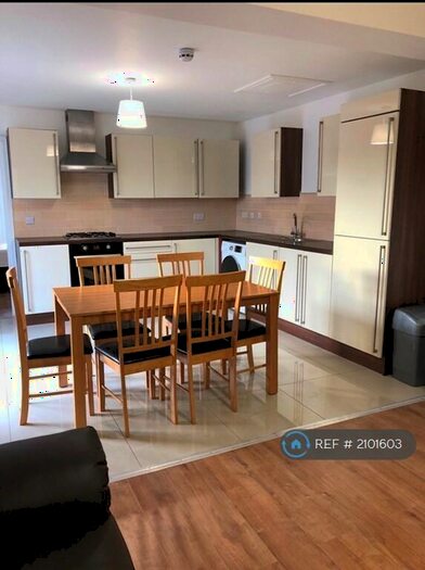 4 Bedroom Semi-Detached House To Rent In Broadoak Walk, Bristol, BS16