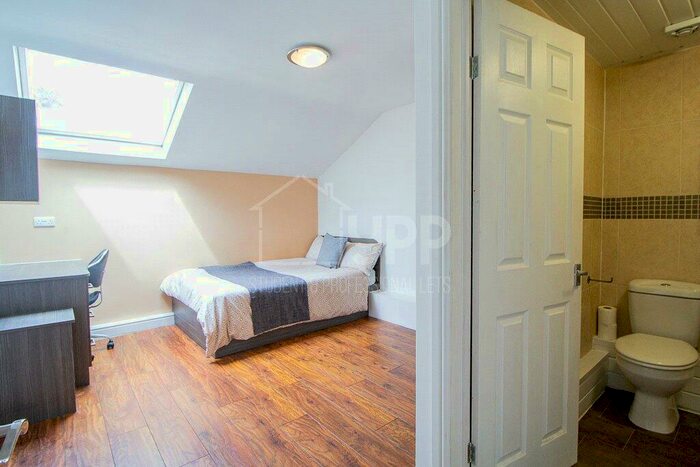 3 Bedroom Apartment To Rent In St John's Terrace, Leeds, #, LS3