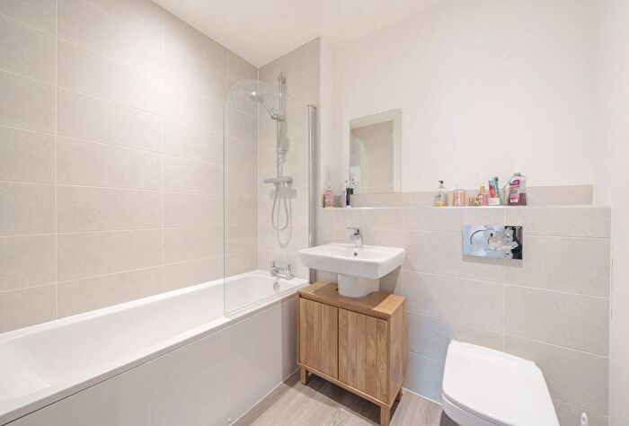 2 Bedroom Flat For Sale In William Morris Close, Oxford, Oxfordshire, OX4