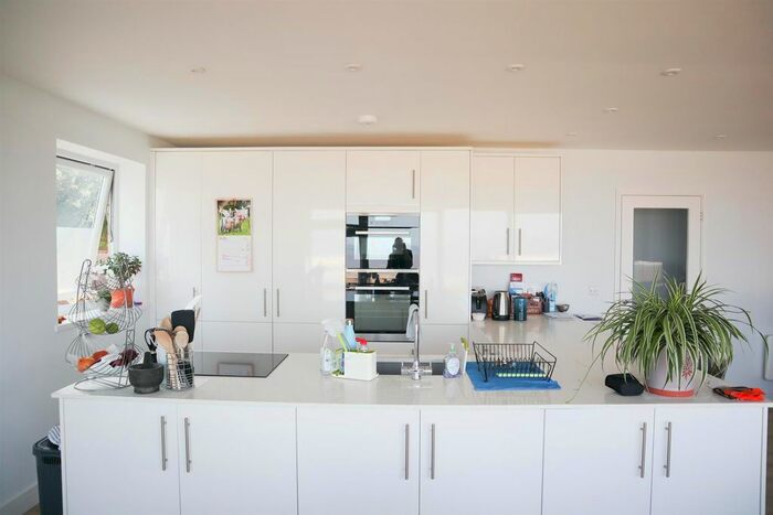 3 Bedroom Flat To Rent In Wellington Terrace, Clevedon, BS21