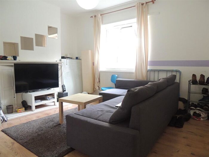 3 Bedroom Flat To Rent In Long Lane, London, SE1