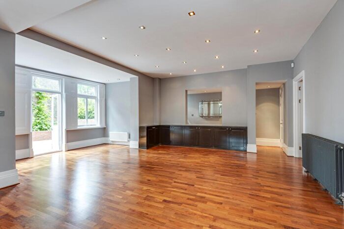 3 Bedroom Apartment To Rent In Hamilton Terrace, St John's Wood, London, NW8