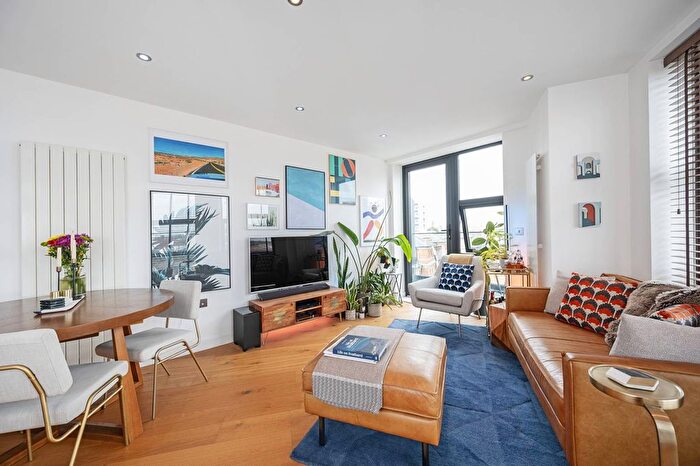 1 Bedroom Flat To Rent In Esker Place, Tower Hamlets, London, E2