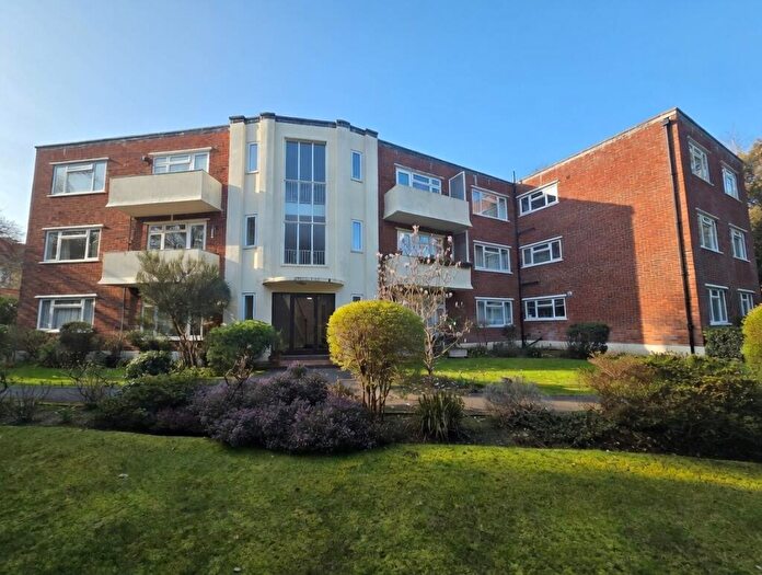 2 Bedroom Apartment For Sale In Portarlington Road, Bournemouth, BH4