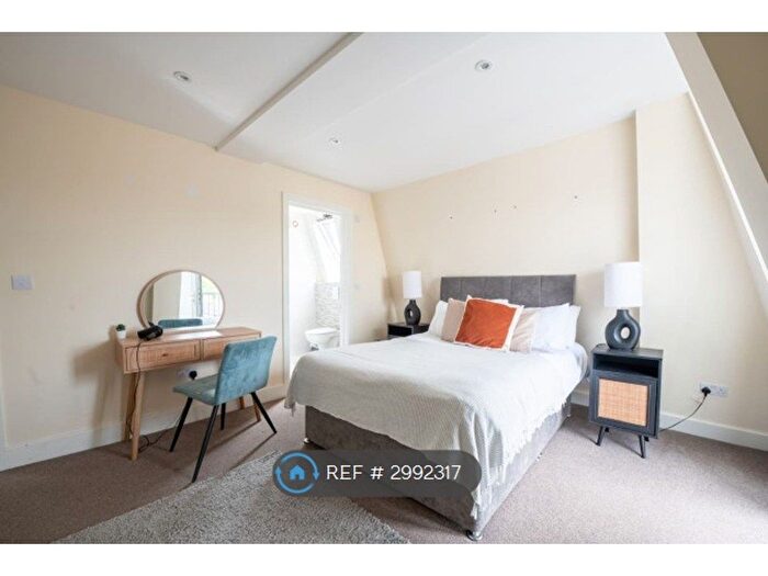 3 Bedroom Flat To Rent In Camden Road, London, N7