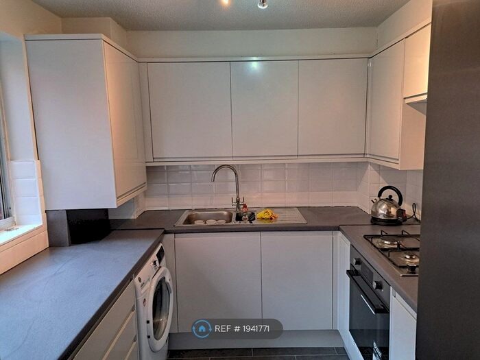2 Bedroom Flat To Rent In Homefield Park, Sutton, SM1