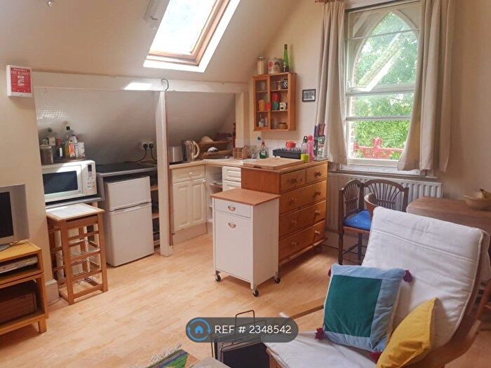 Studio To Rent In East Dulwich, London, SE22