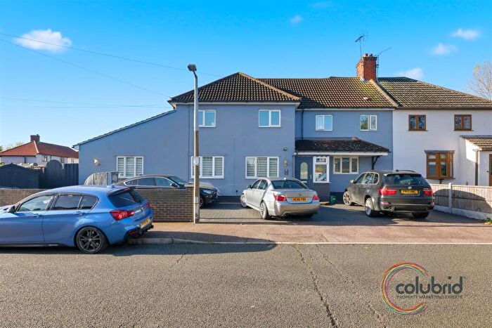 5 Bedroom Semi-Detached House For Sale In Park Road, Corringham, SS17