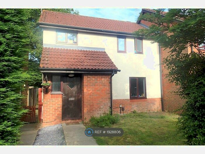 3 Bedroom End Of Terrace House To Rent In Clarence Court, Horley, RH6