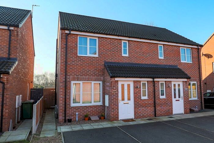3 Bedroom Semi-Detached House For Sale In Woodside Drive, Scunthorpe, DN17