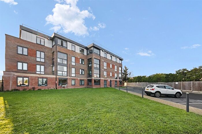 2 Bedroom Flat For Sale In Bishopgate House, Staines Road, Hounslow, TW4
