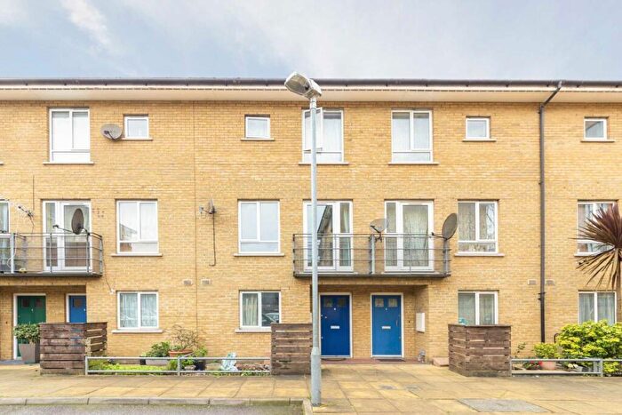 4 Bedroom House To Rent In Garden Place, Haggerston, E8