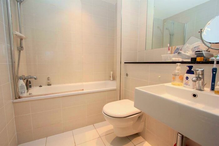 Apartment To Rent In Bute Terrace, Cardiff, CF10