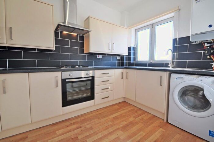 2 Bedroom Flat To Rent In Crescent Dale, Shoppenhangers Road, Maidenhead SL6