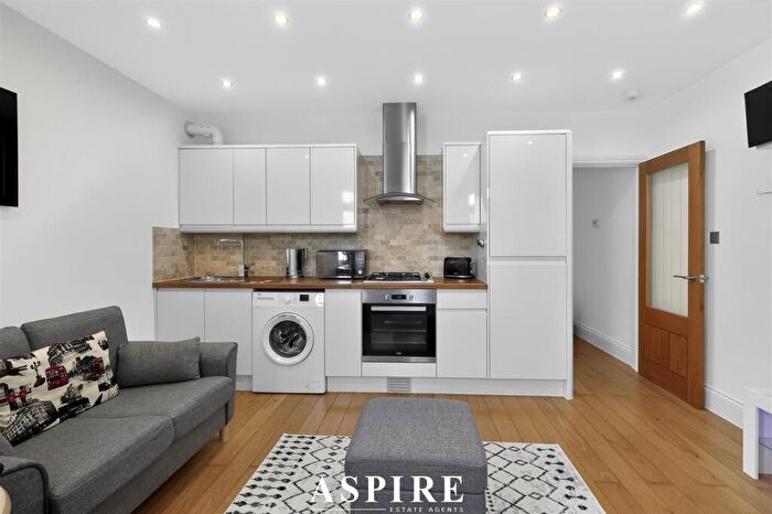 1 Bedroom Apartment For Sale In Milton Road, Westcliff-On-Sea, SS0