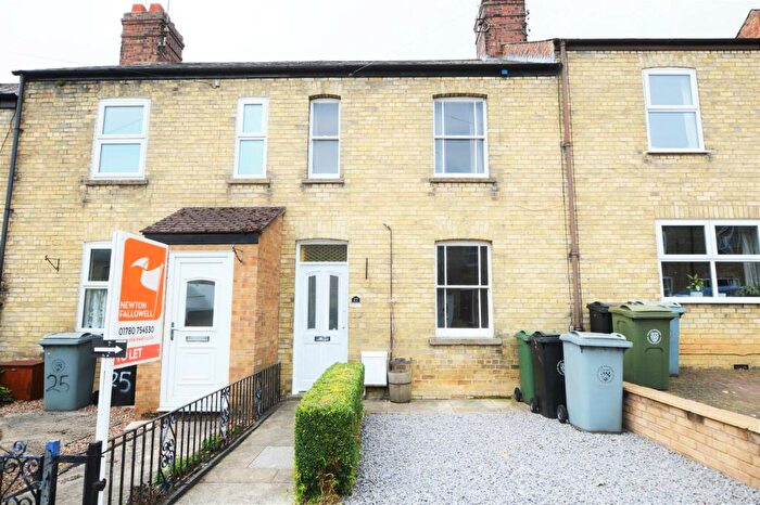 3 Bedroom Terraced House To Rent In Queens Walk, Stamford, PE9