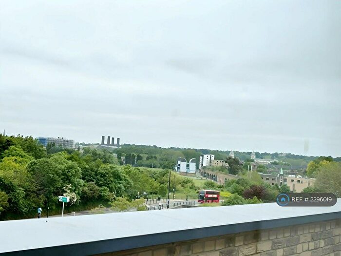2 Bedroom Flat To Rent In Duckham Court, London, E14
