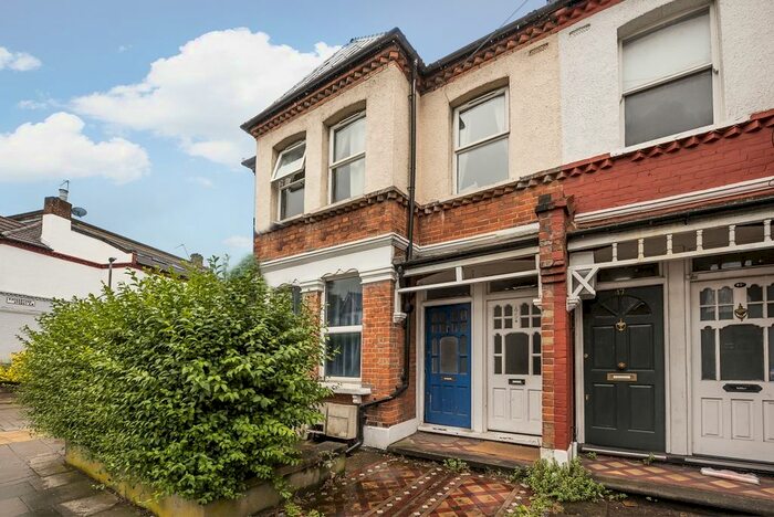 3 Bedroom Flat To Rent In Oakmead Road, London, SW12