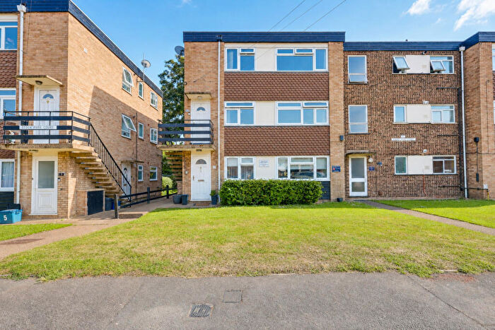 2 Bedroom Flat For Sale In St Lawrence Gardens, Leigh-on-sea, SS9