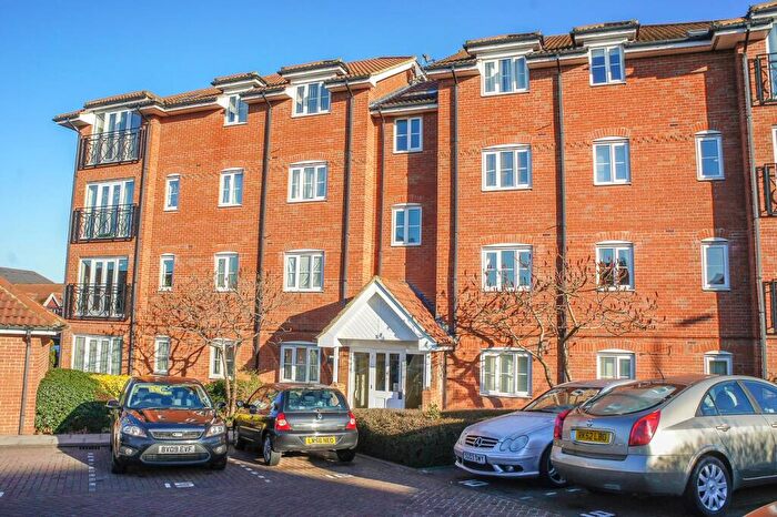 2 Bedroom Apartment To Rent In Winnipeg Way, Canada Fields, EN10