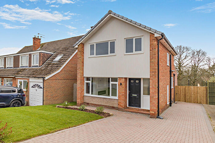 3 Bedroom Detached House For Sale In Hall Park Avenue, Leeds, LS18