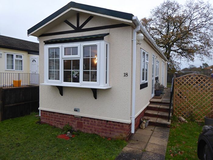 2 Bedroom Mobile/park Home For Sale In High View Park, Kings Langley, WD4