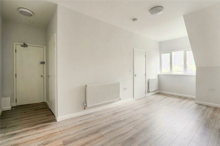 Apartment To Rent In Mount View Road, London, N4
