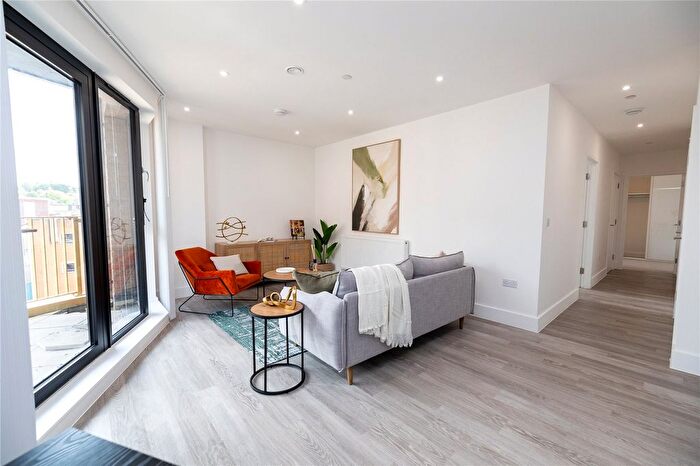 2 Bedroom Flat For Sale In Dock Road, Chatham, Kent, ME4